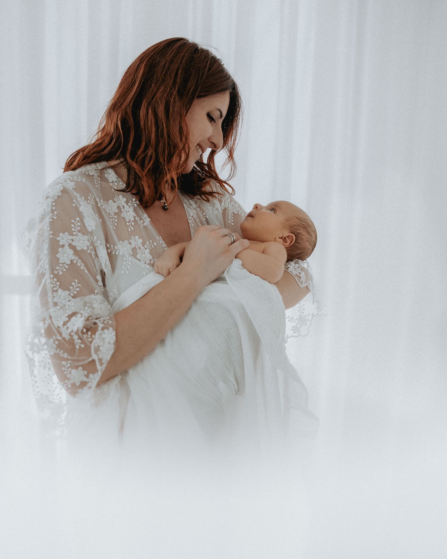 31. Mamma guarda il suo neonato con dolcezza e amore