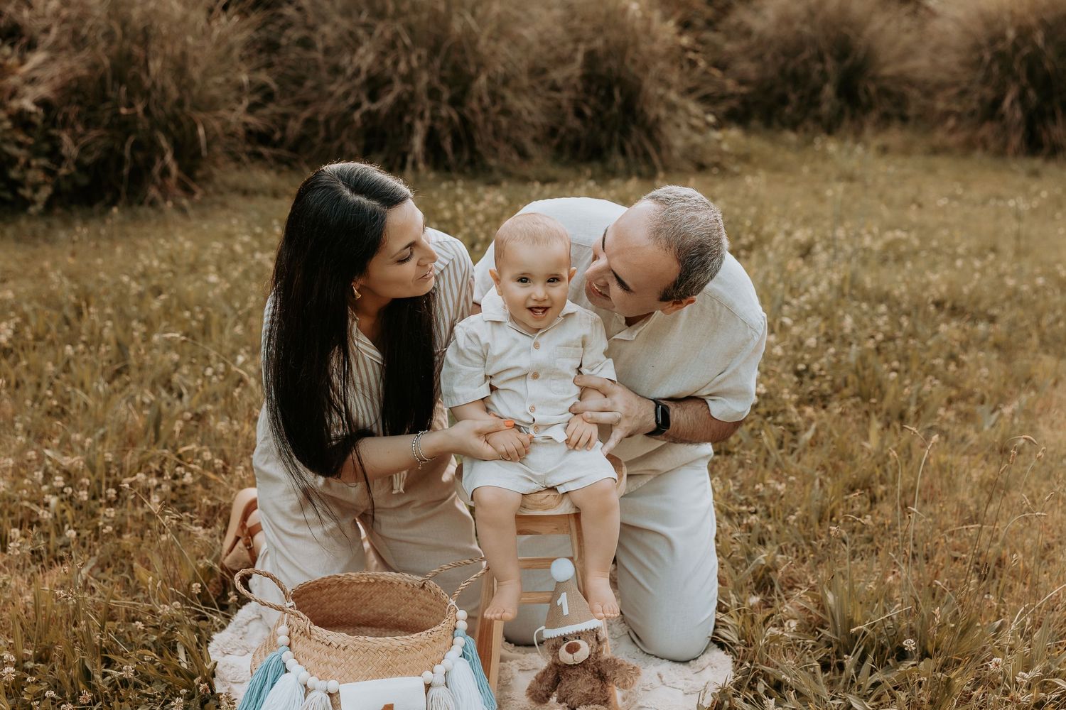 Famiglia con bambino durante un servizio fotografico primo compleanno all'aperto a Milano est.