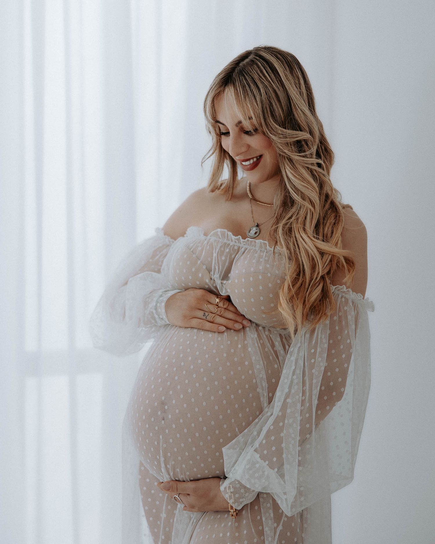 Primo piano mamma in attesa durante servizio maternity fotografato in studio a Milano città studi