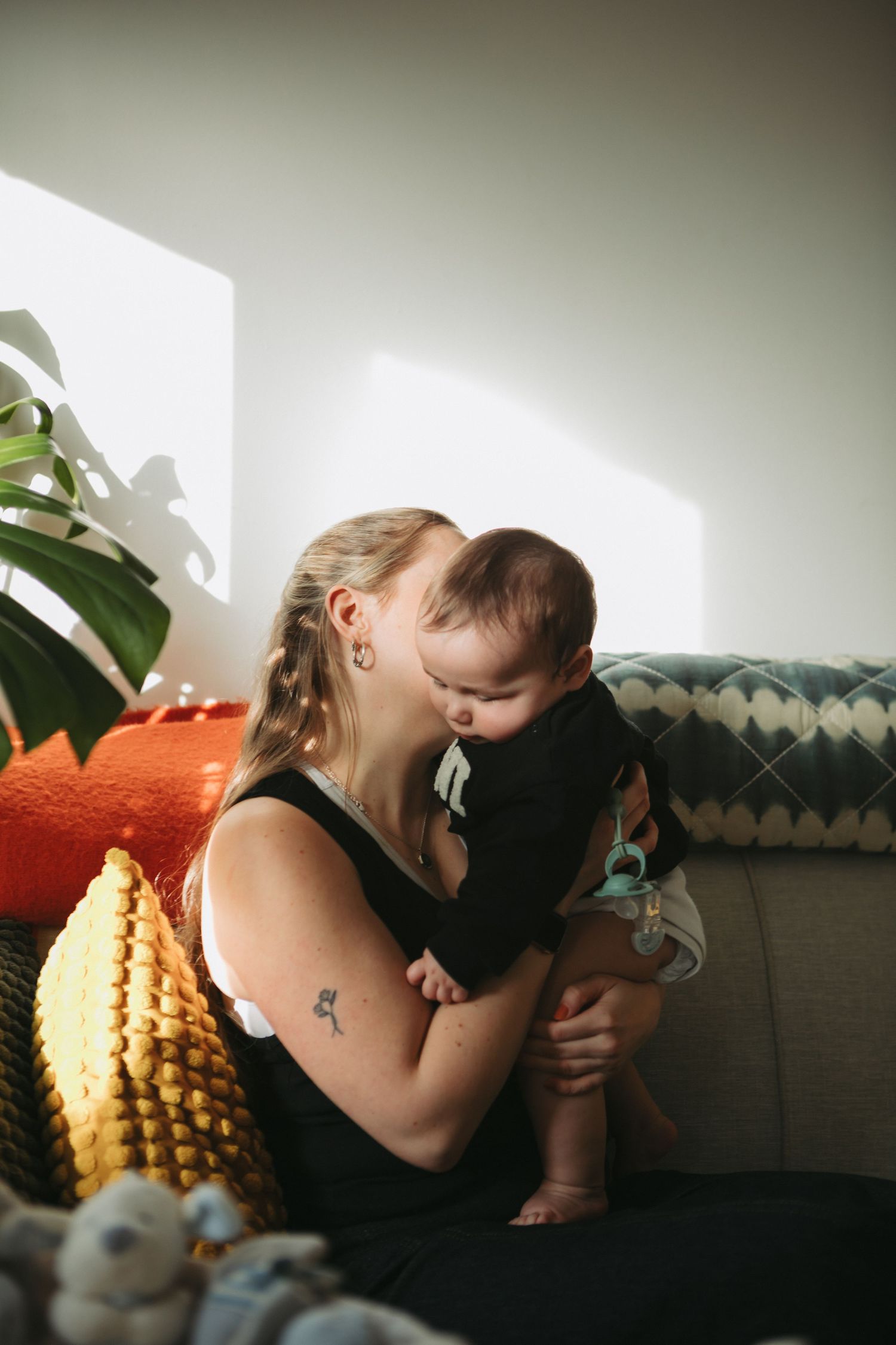 Family photographer. mum and baby cuddling