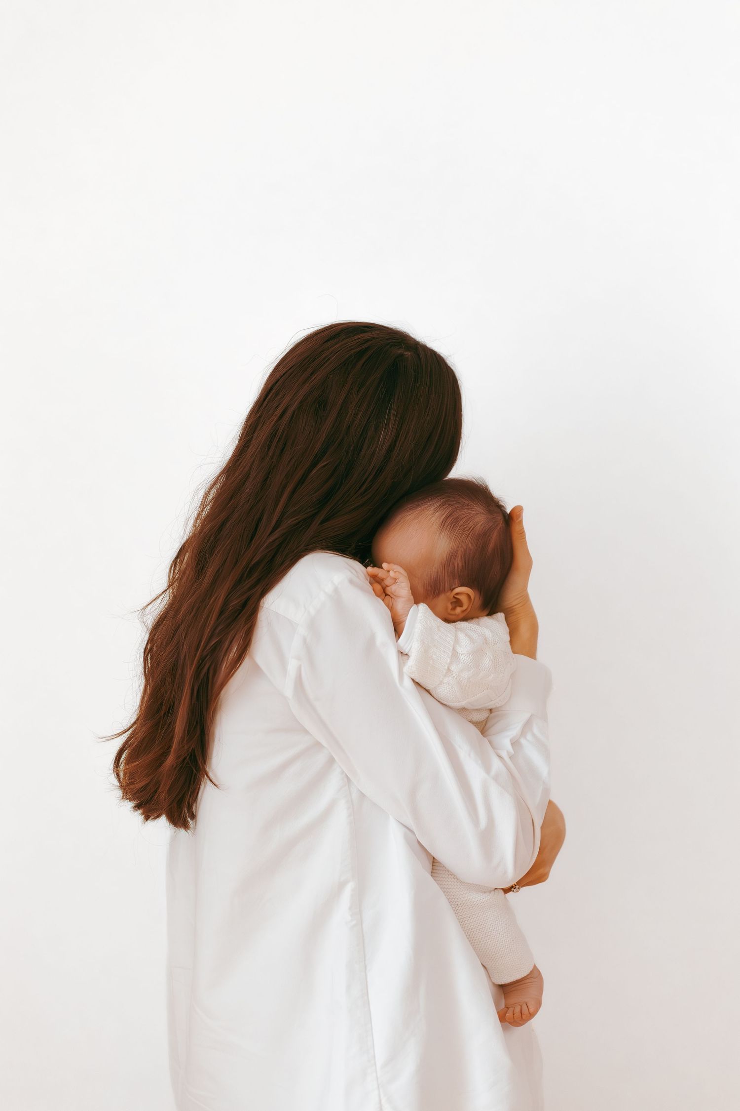 maman et son bébé dans les bras