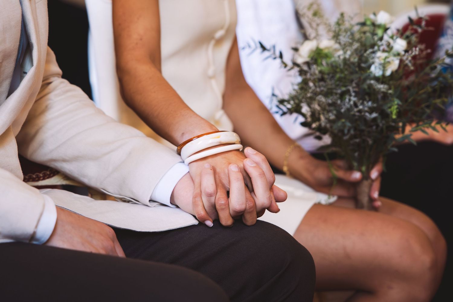 main qui s'entremêlent mariage union