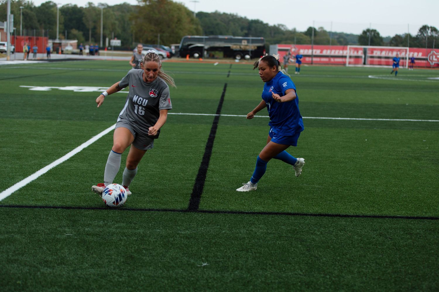 Athlete attacking the final 3rd, Going for goal