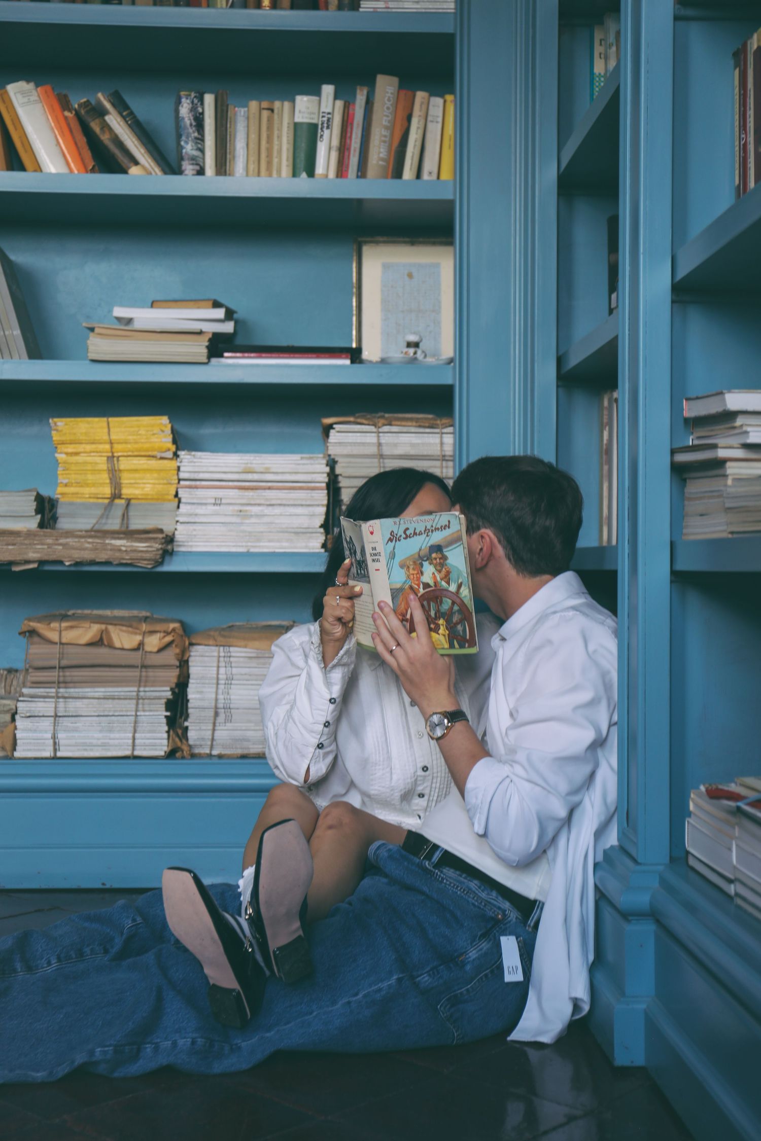 Young couple photoshoot in a library