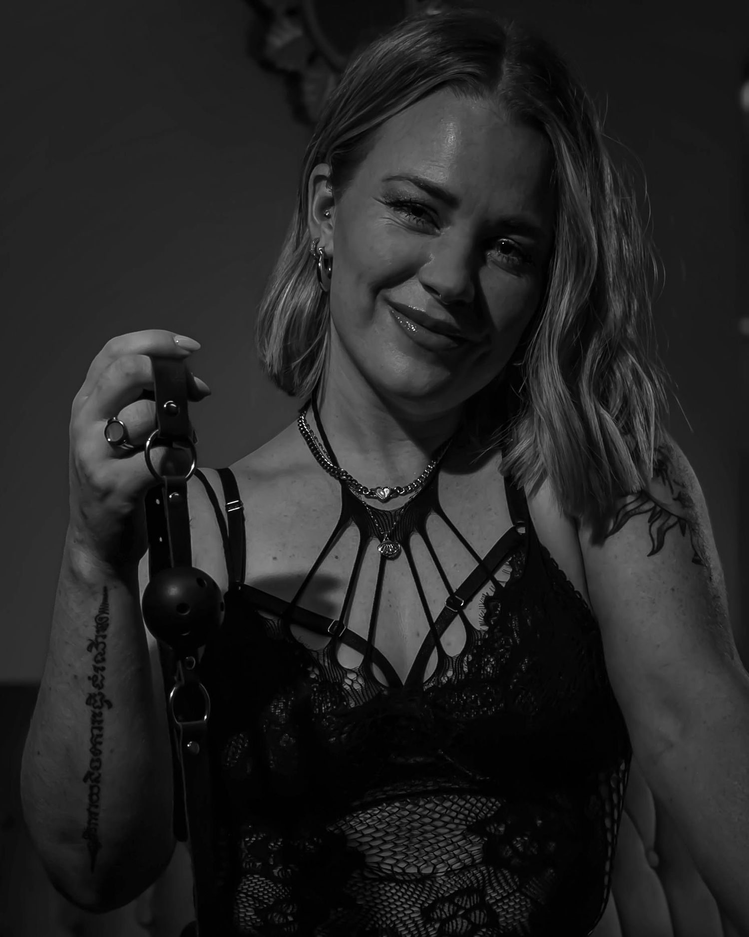 Boudoir photo with a model in black and white