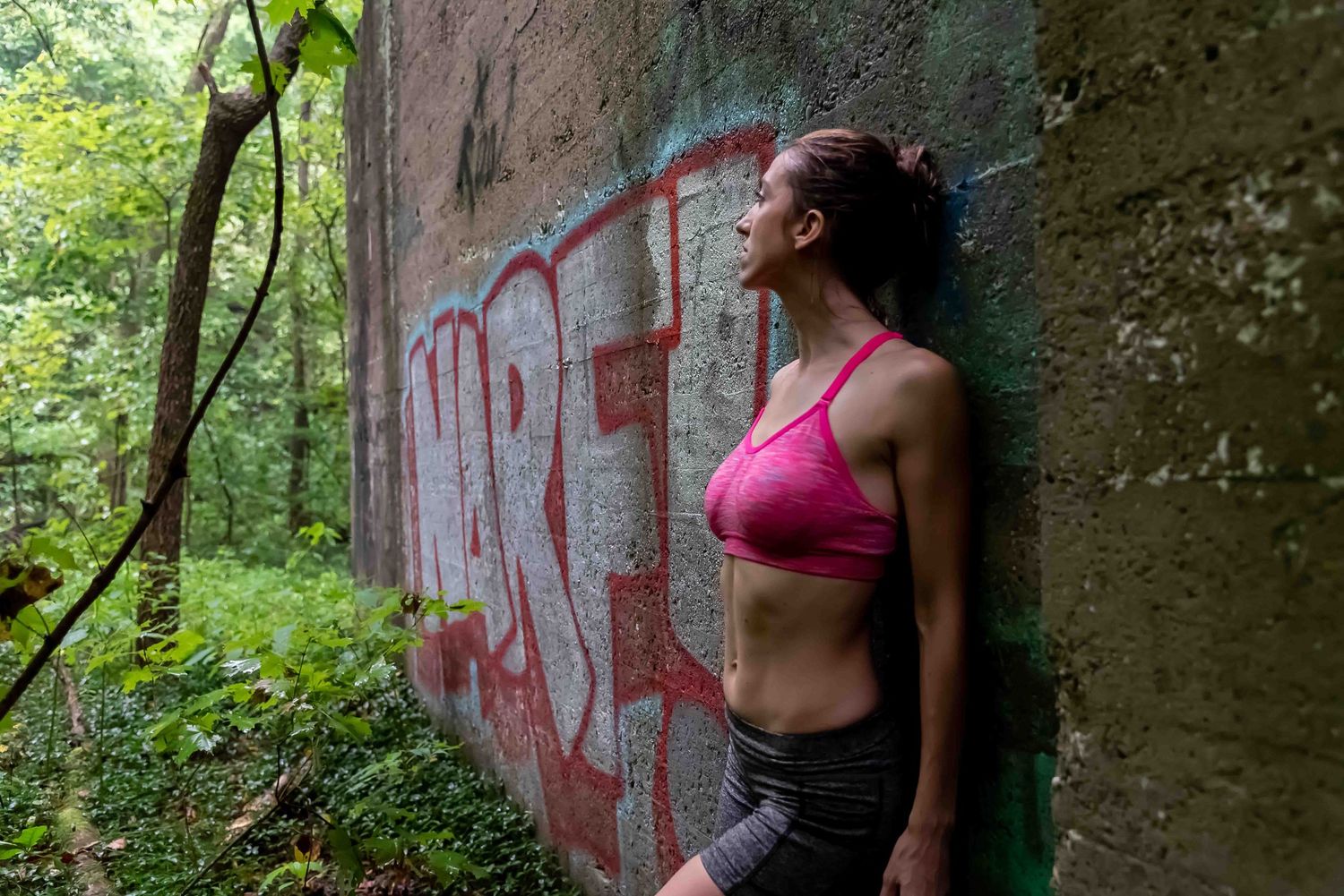 Beauty model photo in an outdoor scene with grafiti on the wall