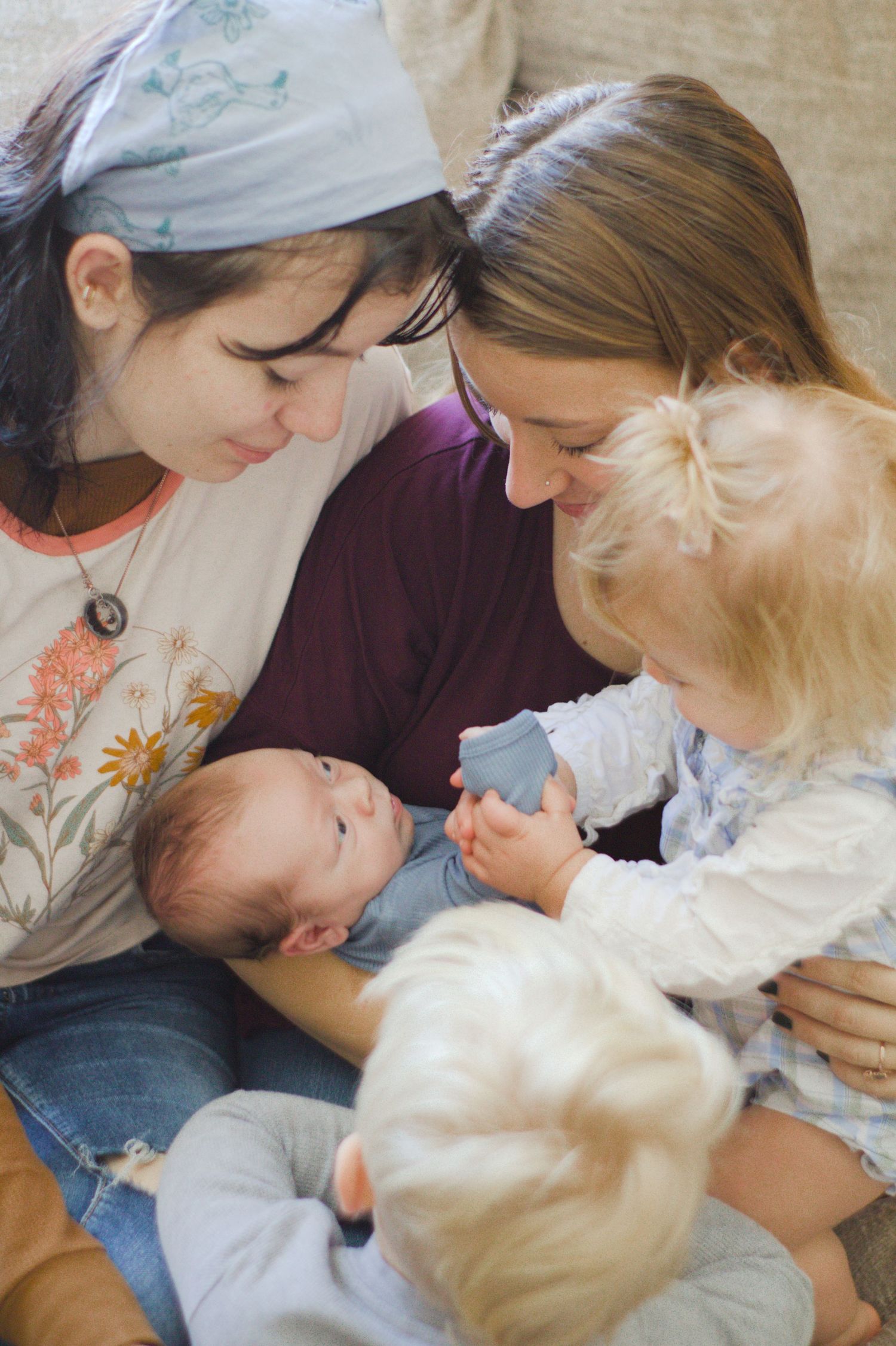 newborn photos with the whole family, lifestyle photography. newborn and family photos in Hutchinson Kansas.
