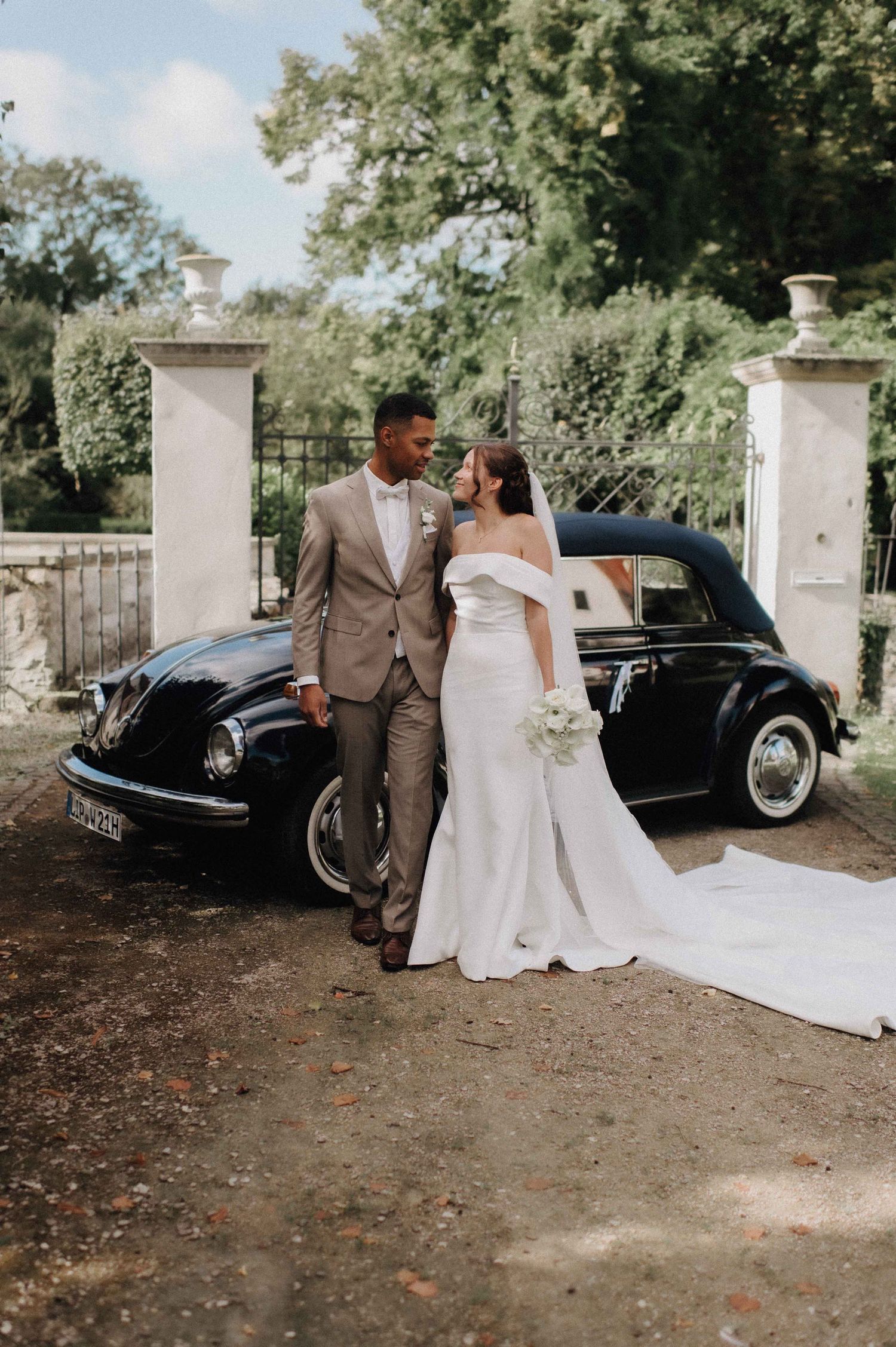 Dreckburg Salzkotten heiraten in NRW Paderborn OWL Hochzeitsfotograf ConnySerokaPhotography Hohzeitsauto Oldtimer
