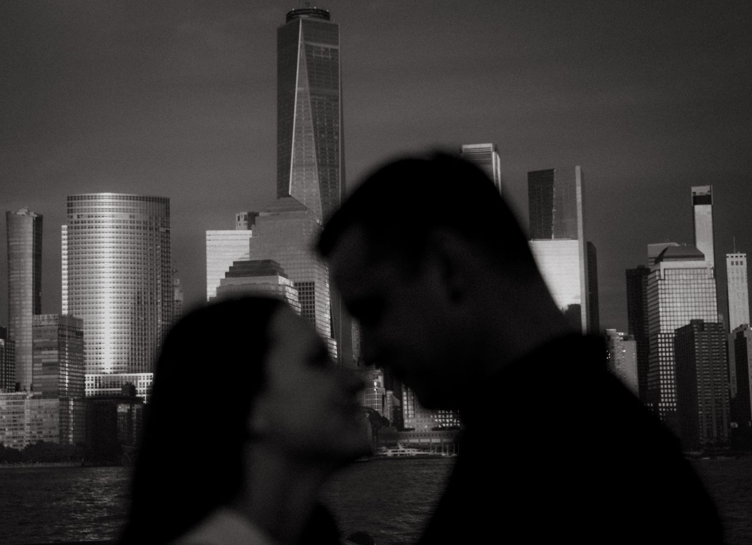 Romantic engagement photo in New Jersey by Polly Frames – couple silhouette with New York City skyline backdrop.