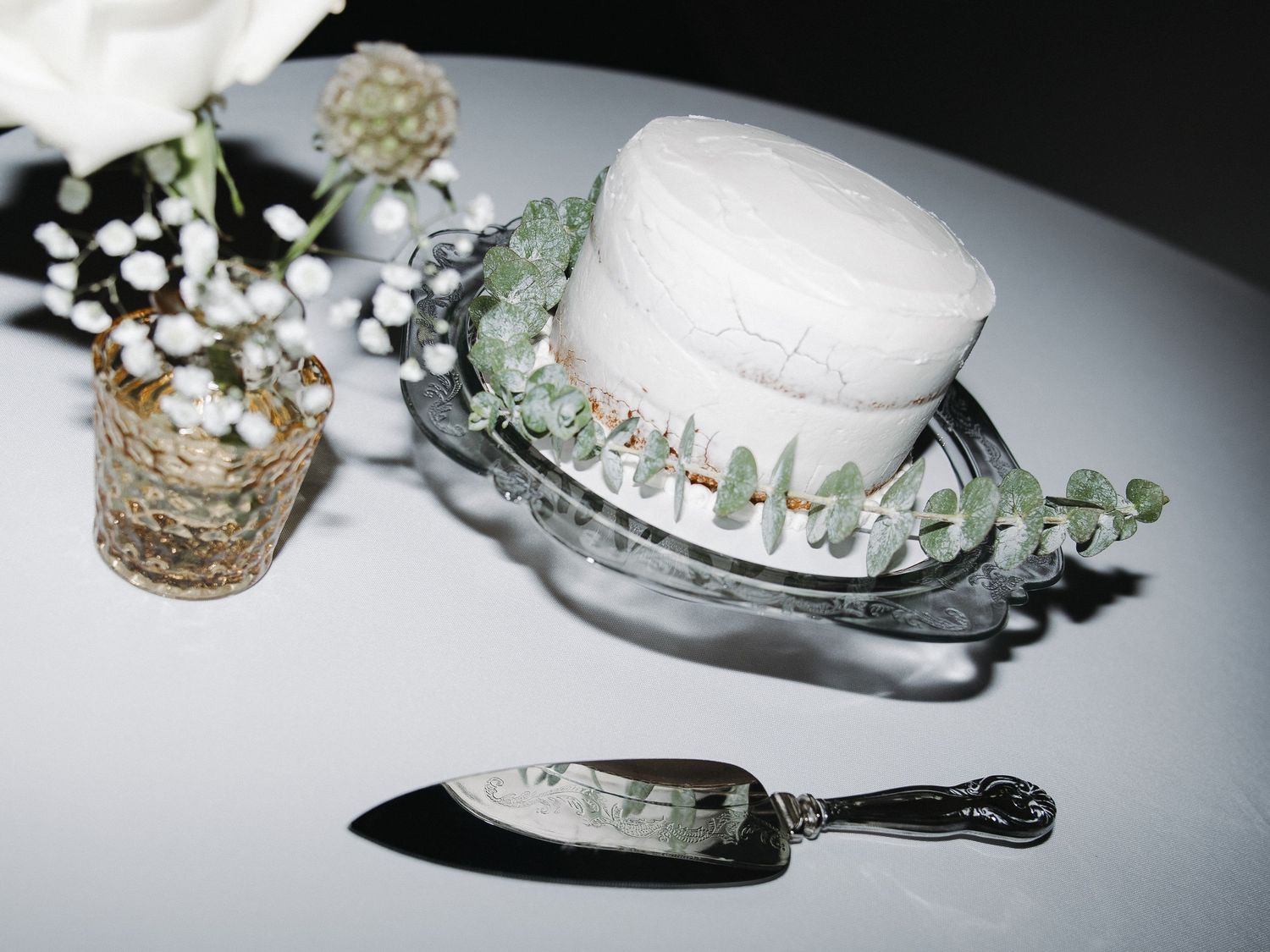 close up flash photograph of wedding cake