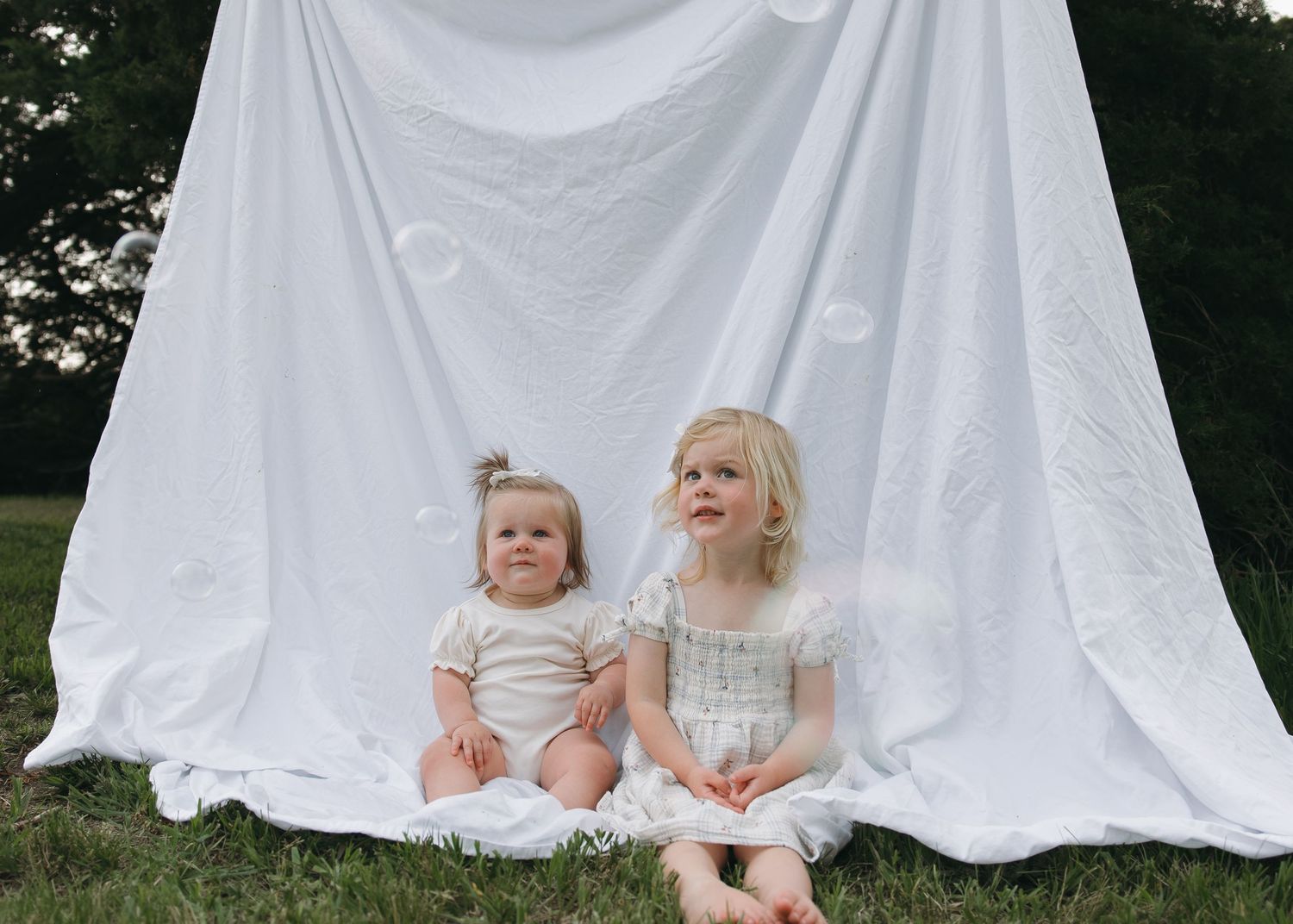 relaxed and fun candid child and family session with bubbles and props