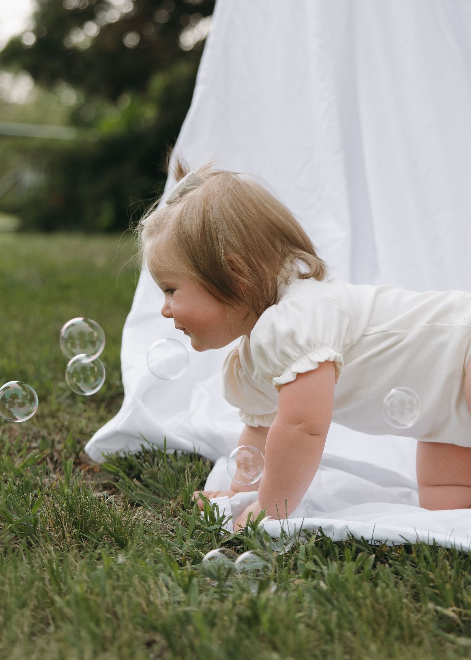 candid child and family session with bubbles and props