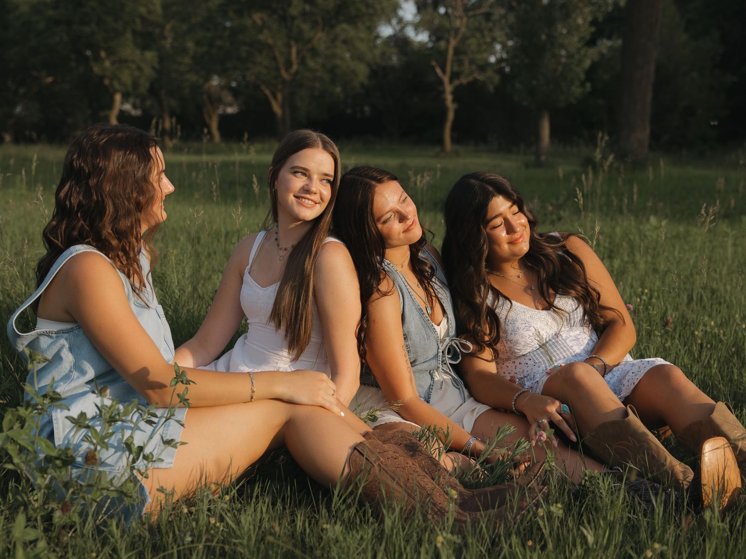 Glowing friend session in a field, natural lighting outdoors
