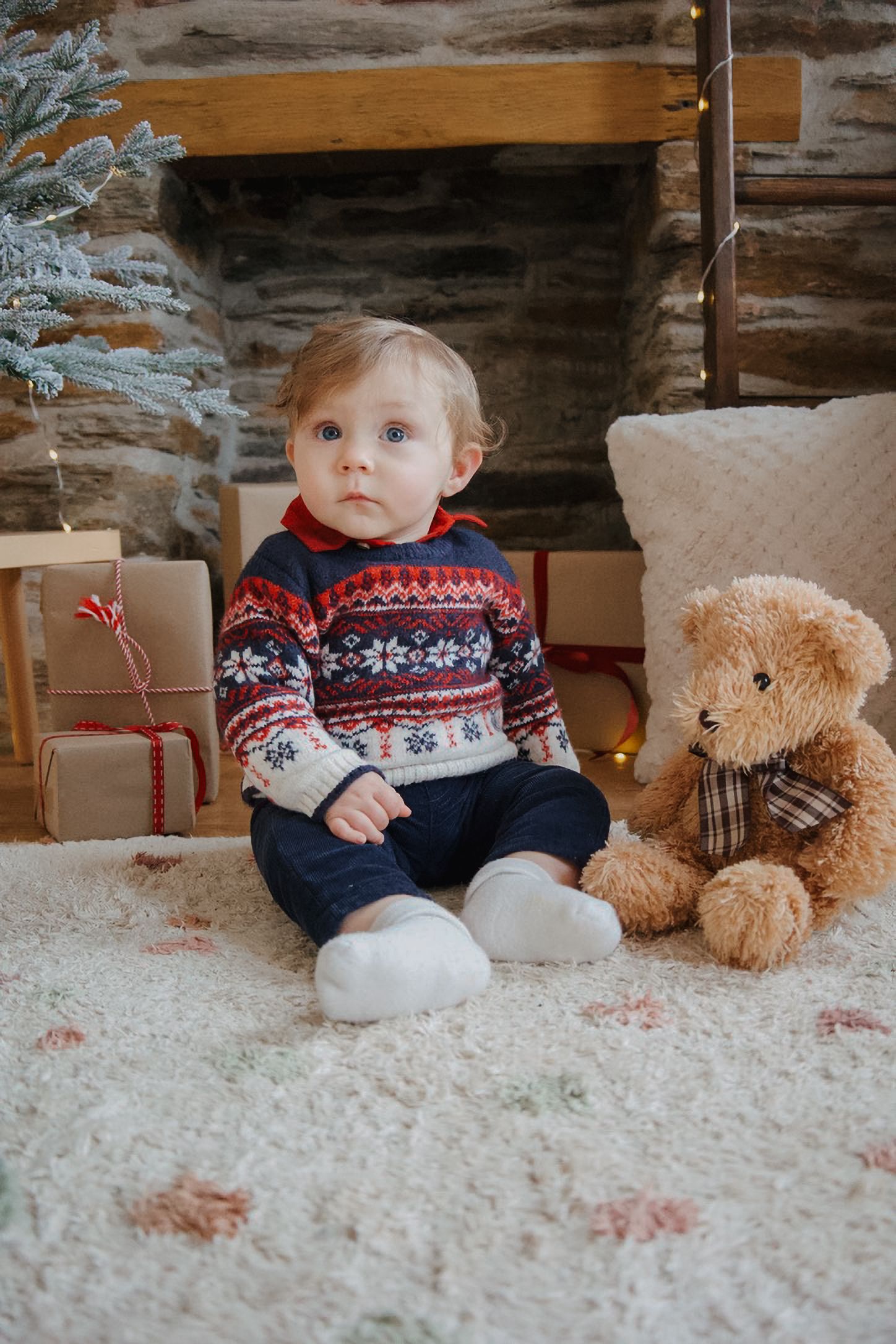 Christmas mini shoot with toddler in christmas jumper in my Kingsbridge Studio