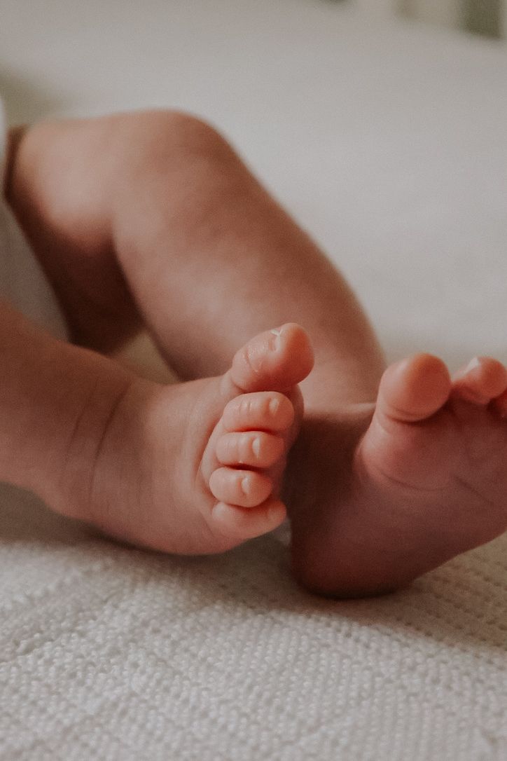 Close-up of baby’s tiny feet captured in Kingsbridge newborn photoshoot