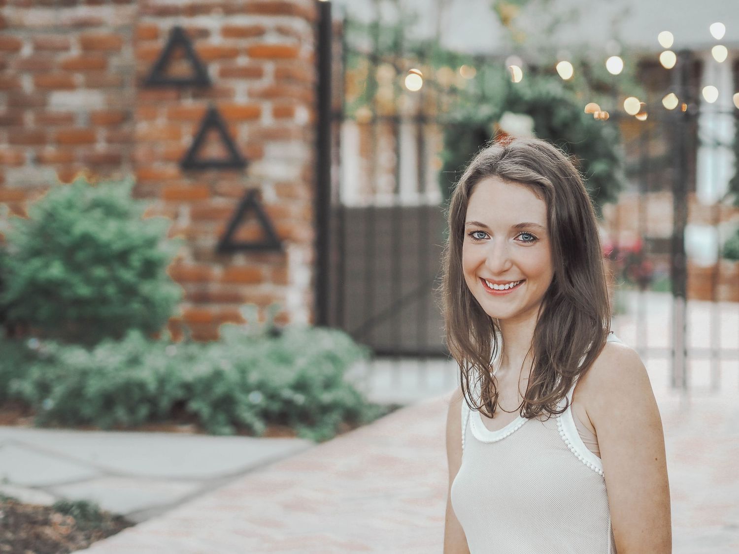 LSU senior portraits on LSU's campus in front of the Tr- Delta Sorority House in Baton Rouge.  Baton Rouge Senior portrait photography.