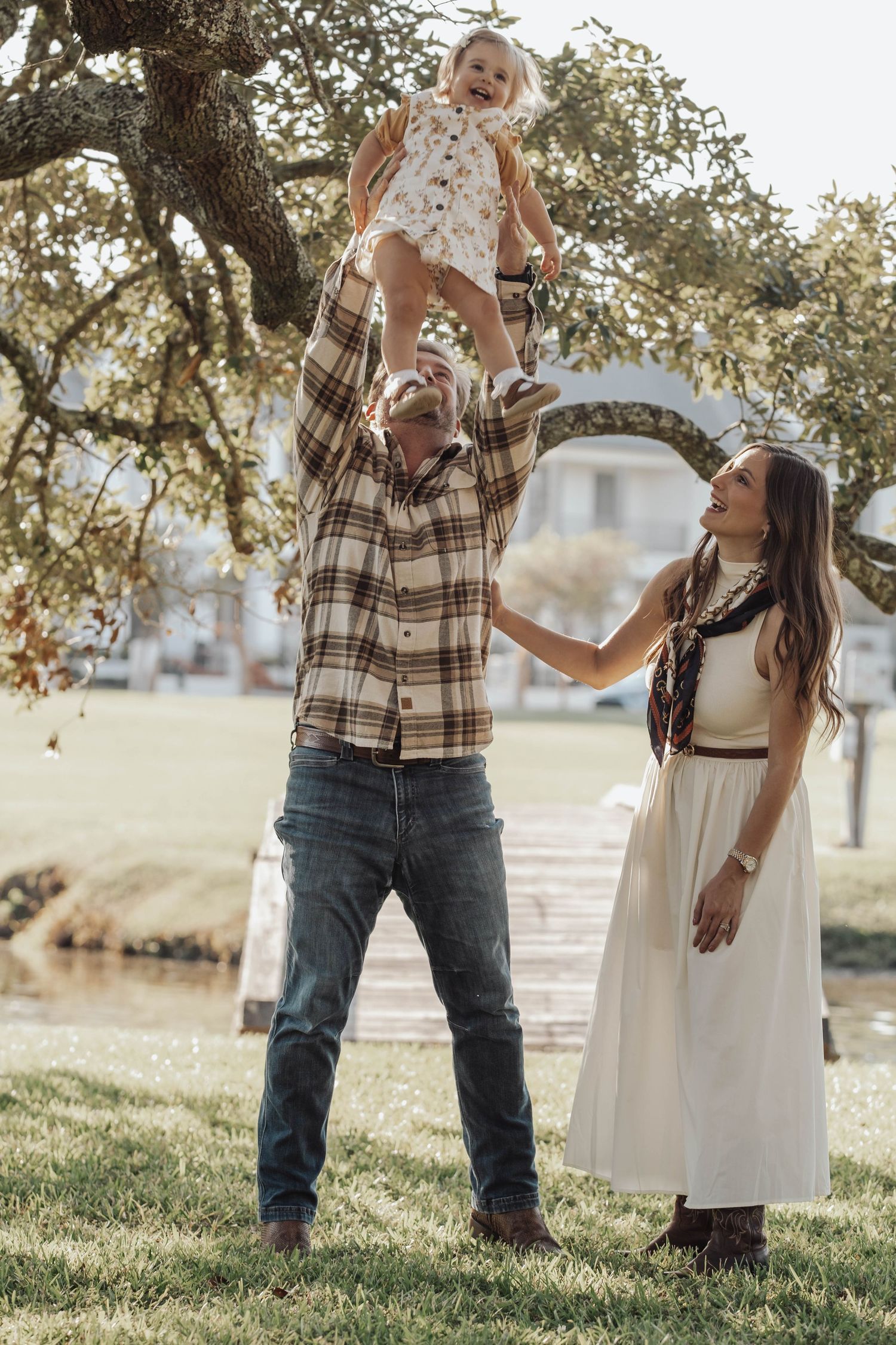 Family portrait at Settlement at Willow Grove in Baton Rouge.  Baton Rouge family photographer.  Best Baton Rouge photographer