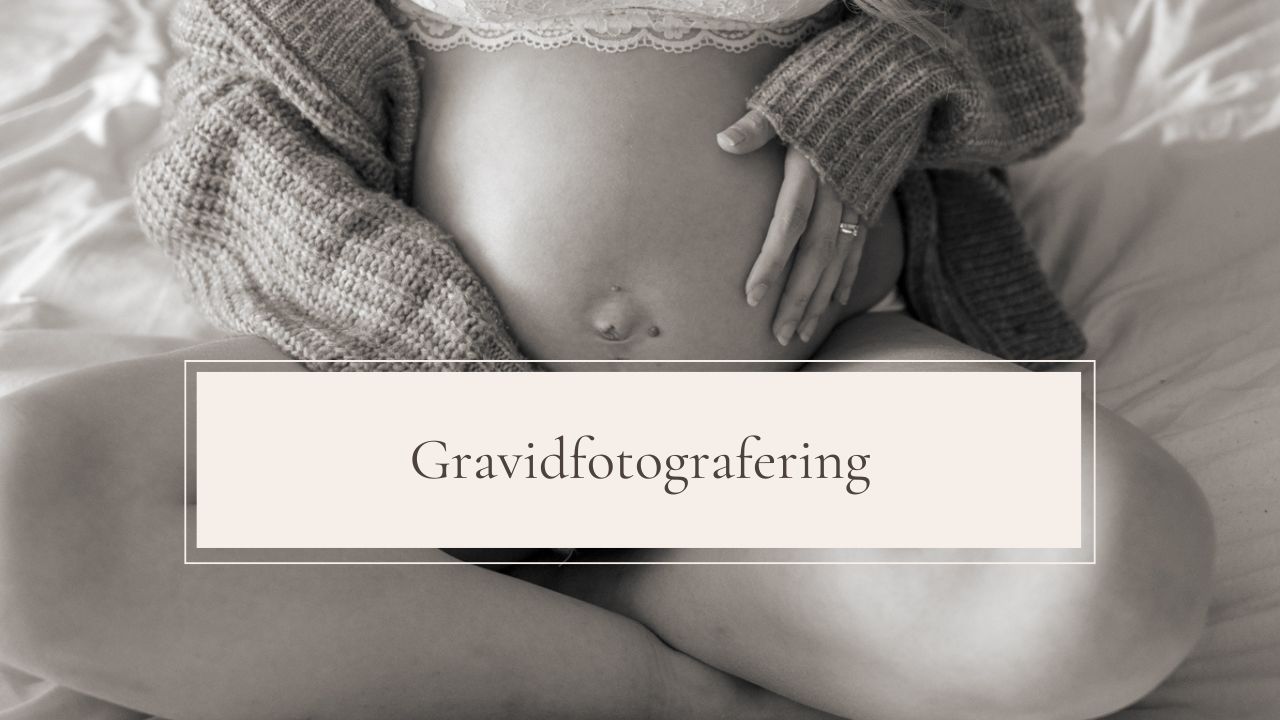 Svartvit bild av en gravid mage rakt framifrån, en kvinna sittandes i skräddare. Texten 