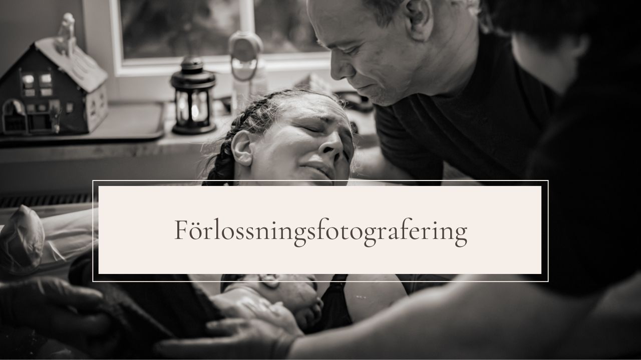 Känslosam, svartvit bild av en kvinna som fött barn i pool, glädjetårar, pappan bredvid. Texten Förlossningsfotografering framför.