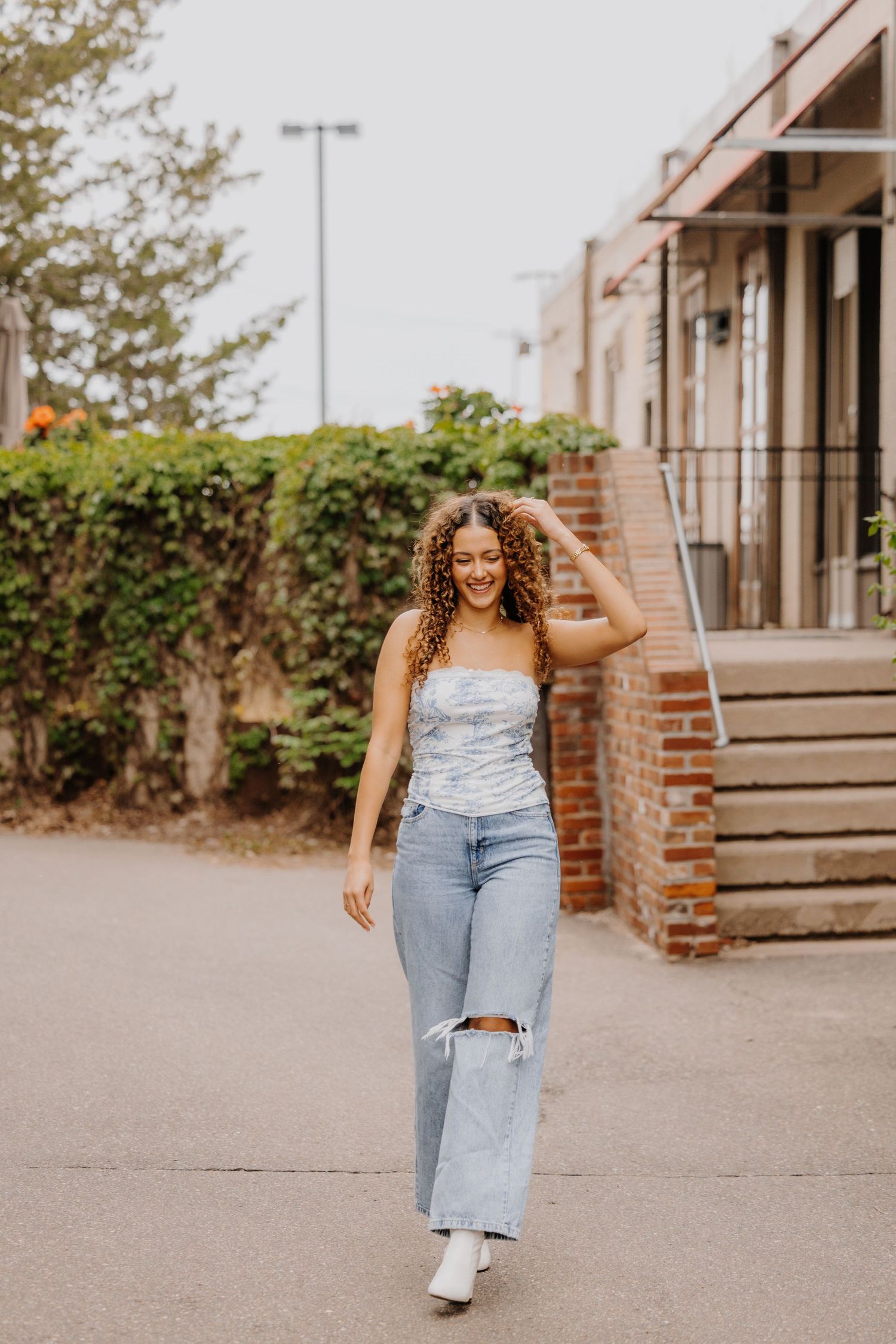 Minneapolis senior photographer capturing outdoor senior portraits