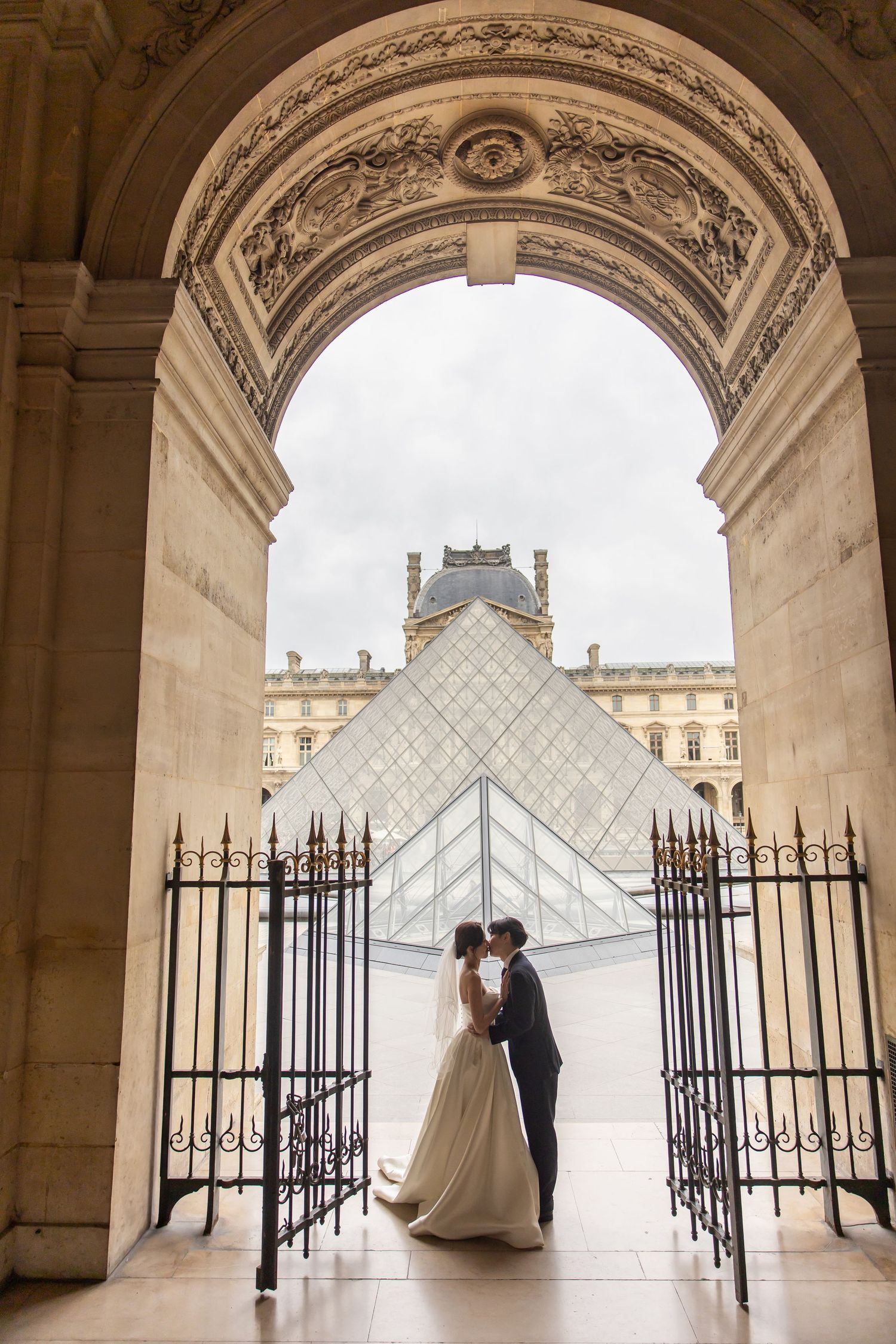 Louvre Museum Photo Session | Paris Photographer - Paris Photo Session