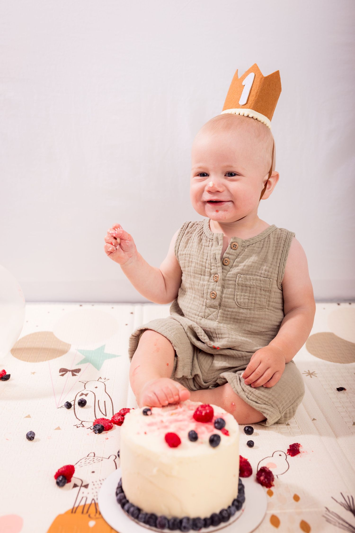 Baby Cake Smash in studio photography Ottawa | Tim Gowling Photography