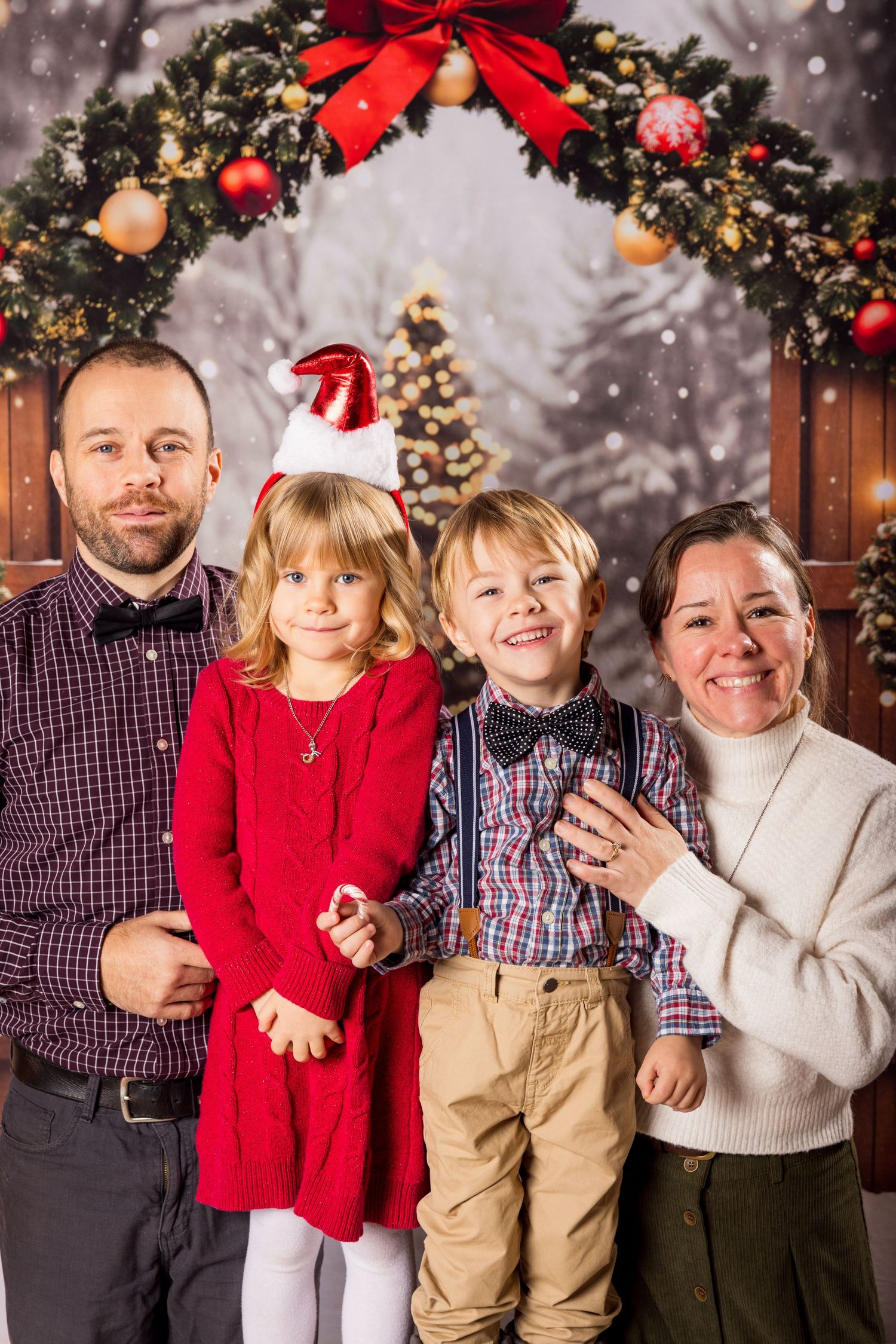 Christmas Family portraits | Russell Flea Market | Ottawa Wedding & Lifestyle Photographer | Tim Gowling Photography