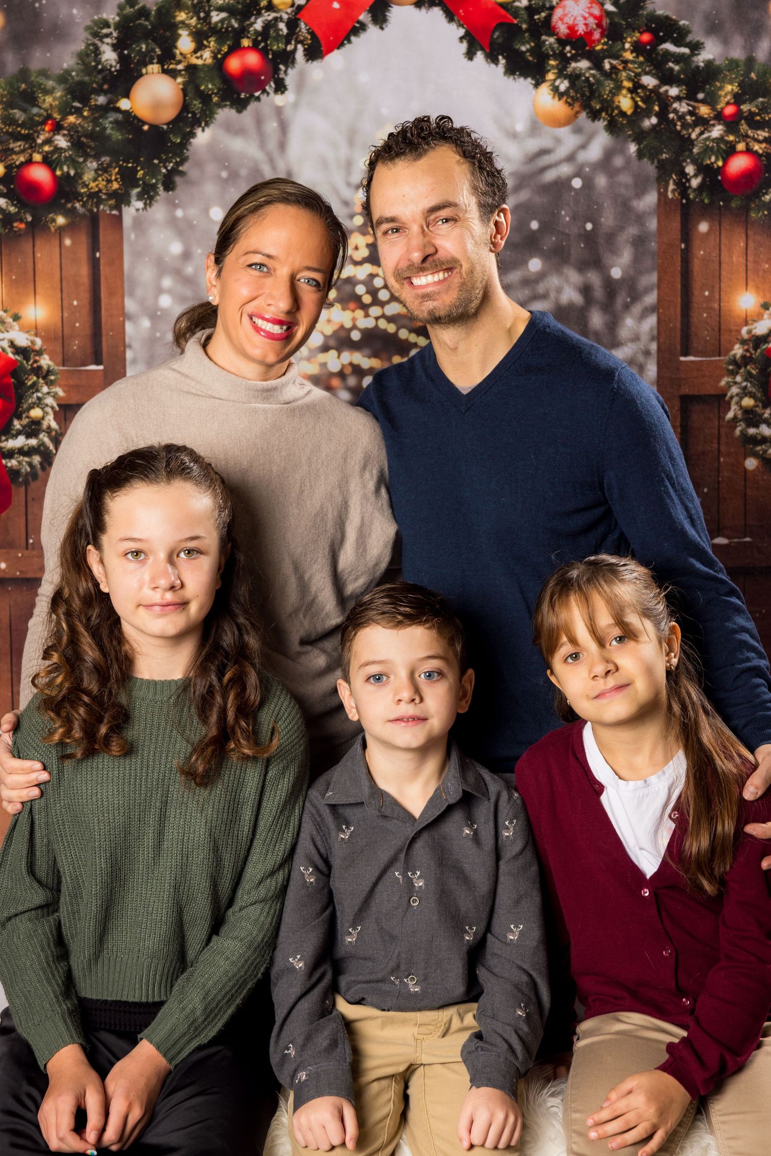 Christmas Family portraits | Russell Flea Market | Ottawa Wedding & Lifestyle Photographer | Tim Gowling Photography