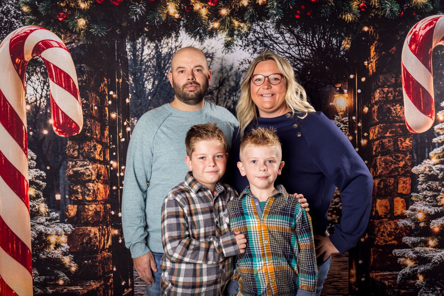 Christmas Family portraits | Russell Flea Market | Ottawa Wedding & Lifestyle Photographer | Tim Gowling Photography