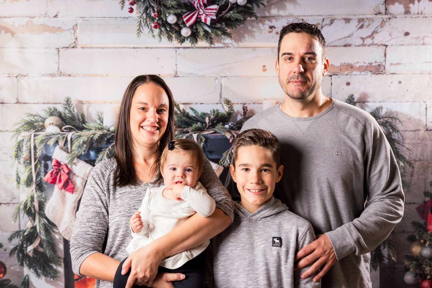 Christmas Family portraits | Russell Flea Market | Ottawa Wedding & Lifestyle Photographer | Tim Gowling Photography
