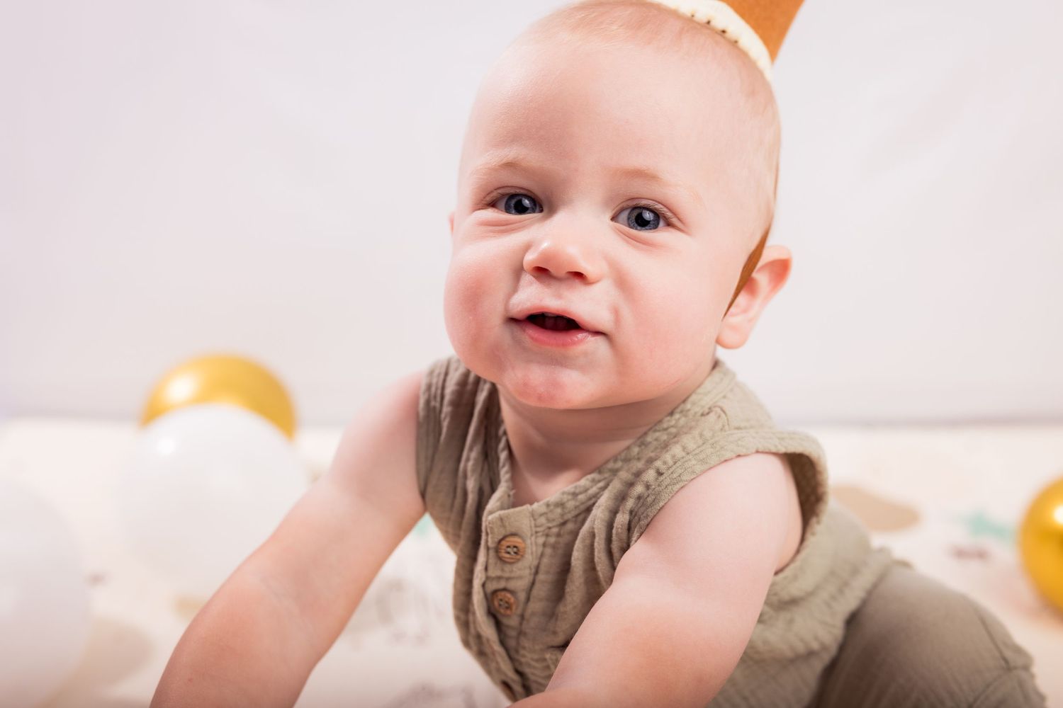 Baby Cake Smash in studio photography Ottawa | Tim Gowling Photography
