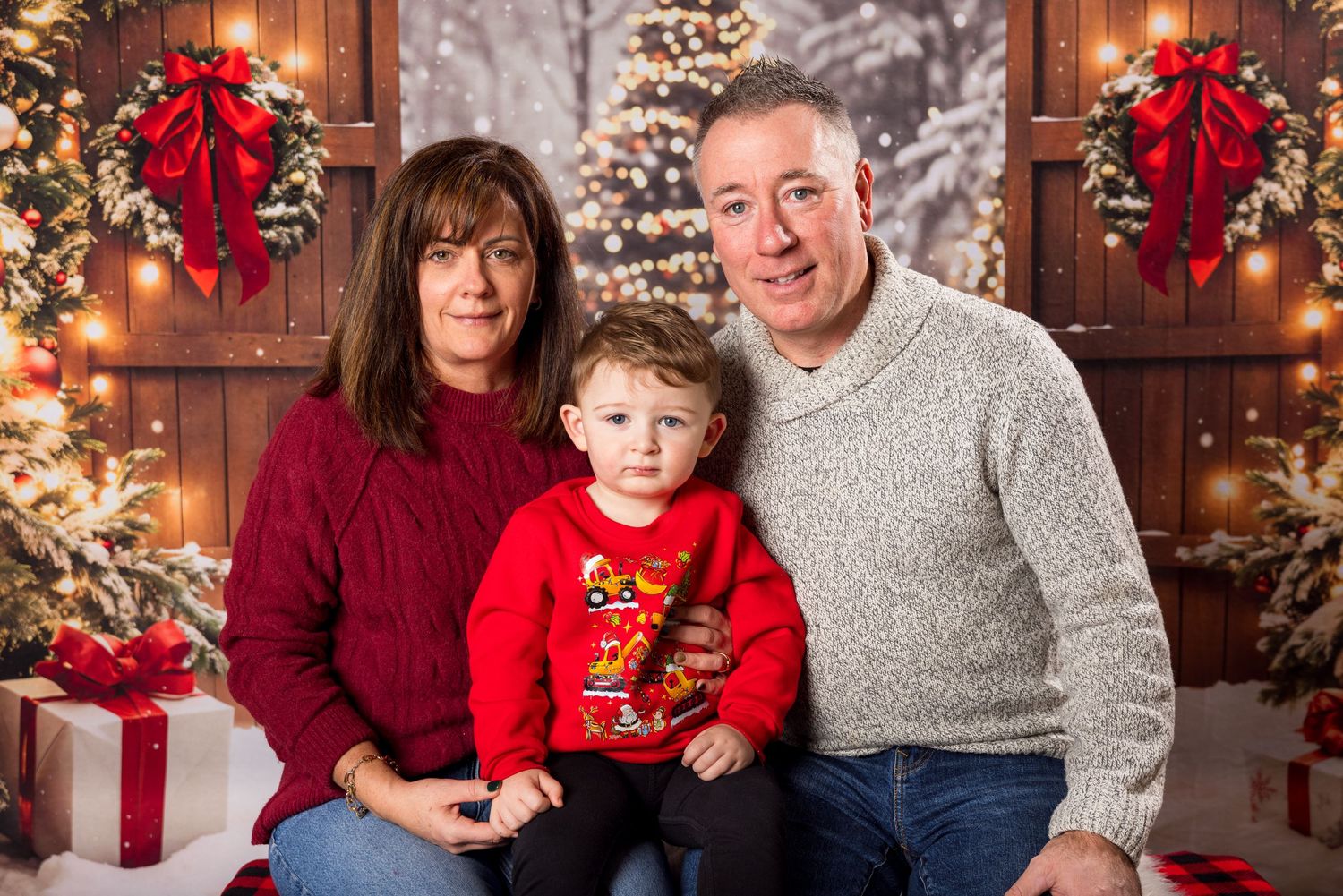 Christmas Family portraits | Russell Flea Market | Ottawa Wedding & Lifestyle Photographer | Tim Gowling Photography