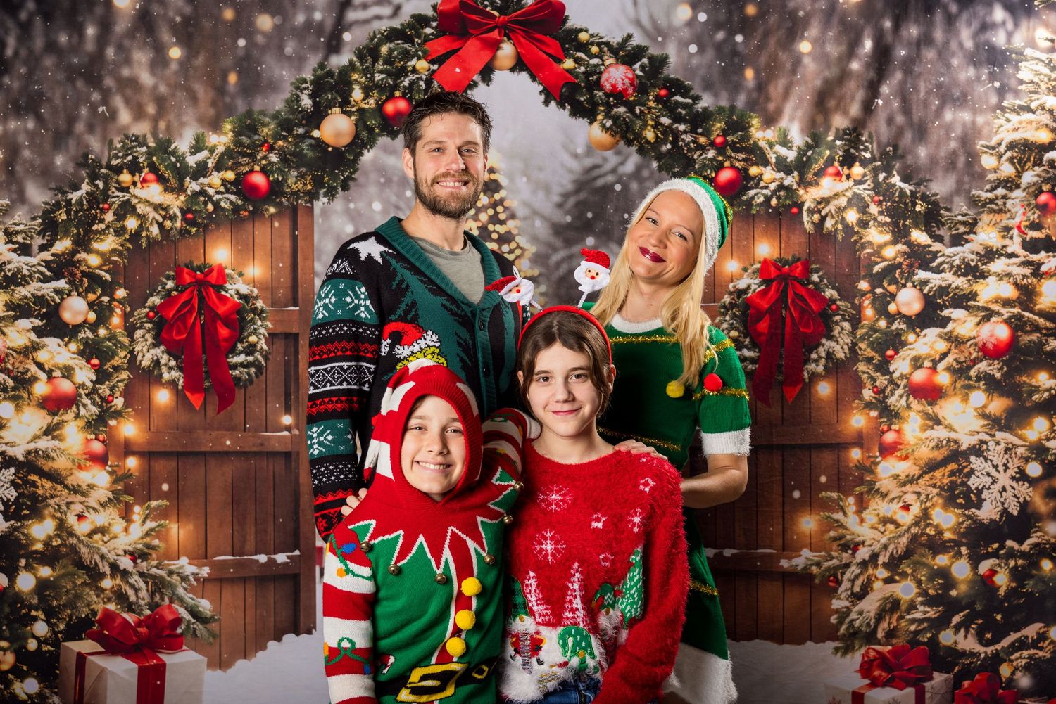 Christmas Family portraits | Russell Flea Market | Ottawa Wedding & Lifestyle Photographer | Tim Gowling Photography