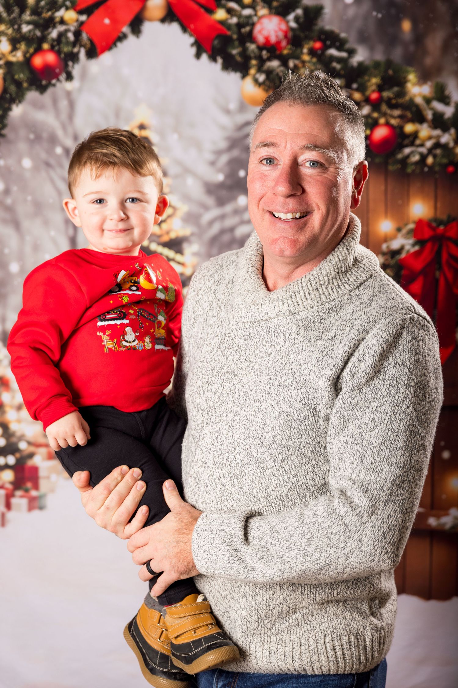 Christmas Family portraits | Russell Flea Market | Ottawa Wedding & Lifestyle Photographer | Tim Gowling Photography