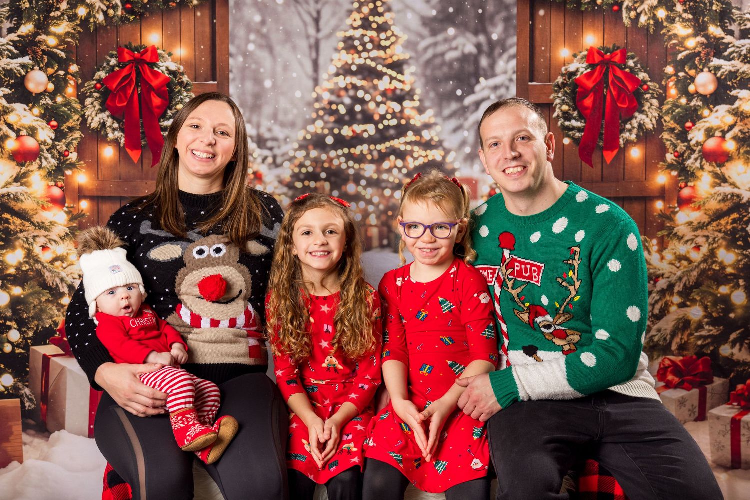 Christmas Family portraits | Russell Flea Market | Ottawa Wedding & Lifestyle Photographer | Tim Gowling Photography
