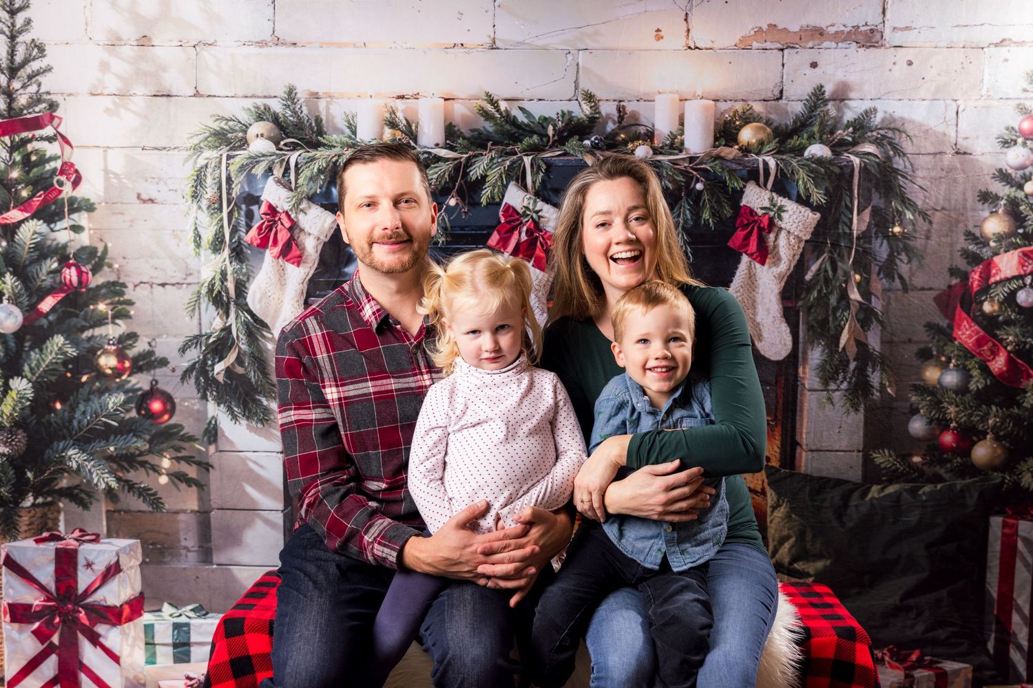 Christmas Family portraits | Russell Flea Market | Ottawa Wedding & Lifestyle Photographer | Tim Gowling Photography