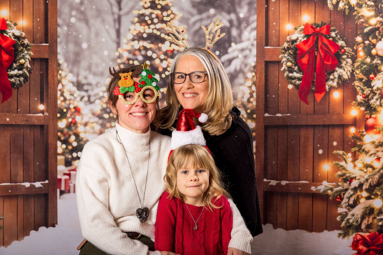 Christmas Family portraits | Russell Flea Market | Ottawa Wedding & Lifestyle Photographer | Tim Gowling Photography