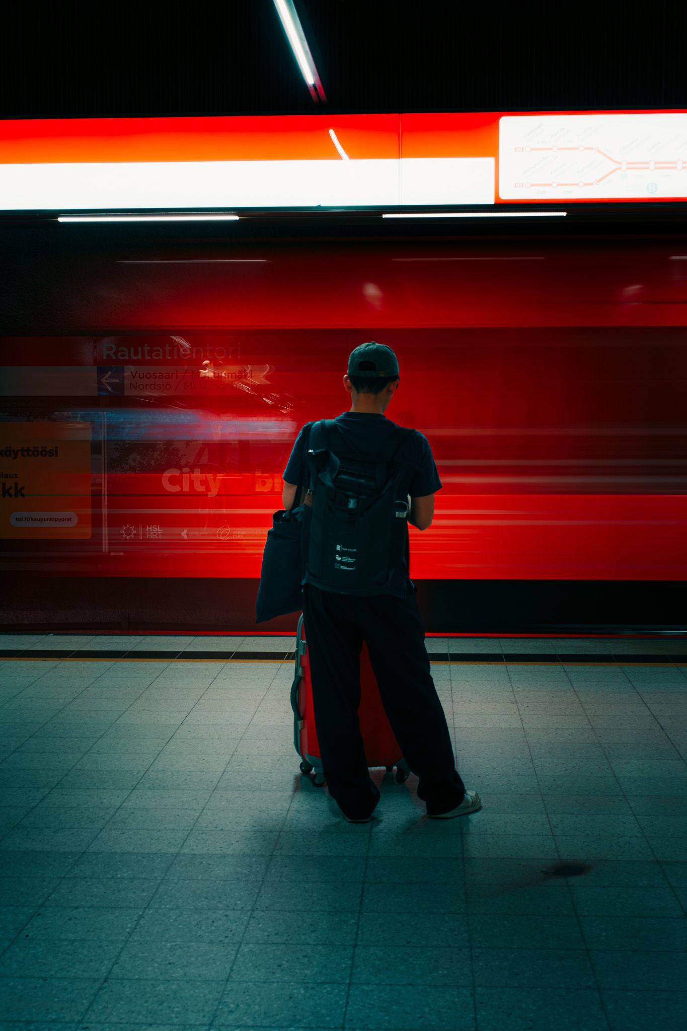 Metro saapuu asemalle, mies seisoo laiturilla