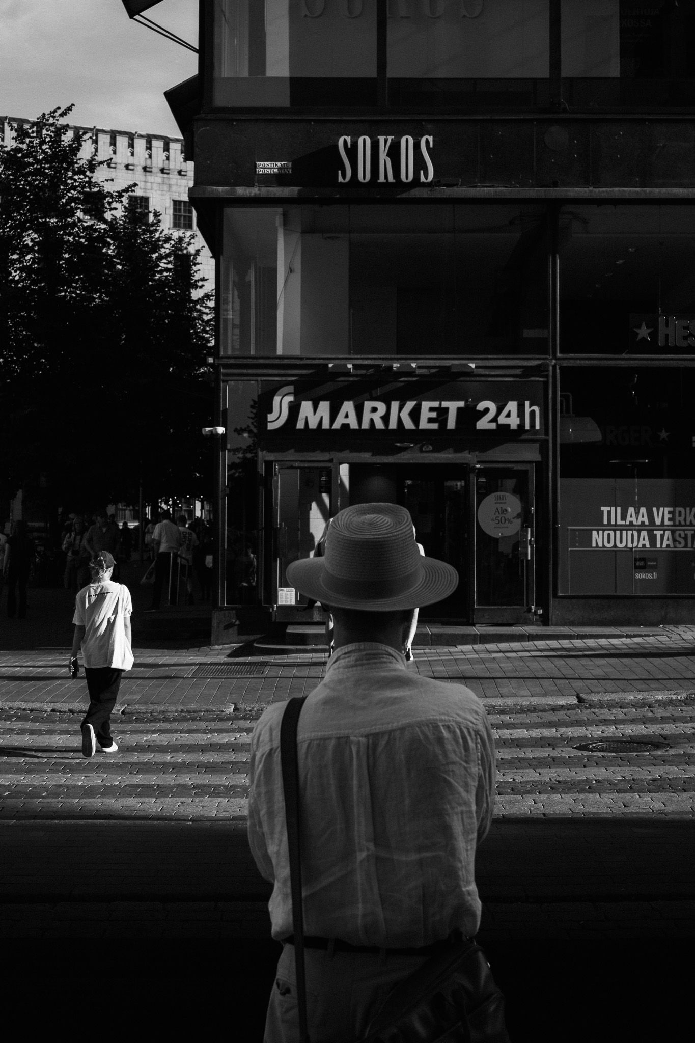 Helsingin keskusta hattupäinen mies, mustavalkoinen