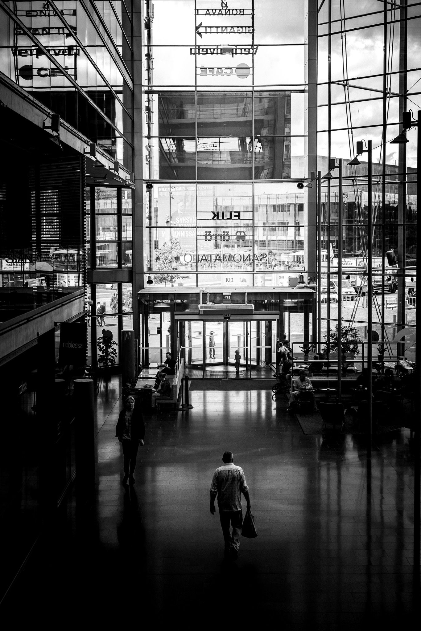 Sanomatalo katuvalokuvaus, mustavalkoinen.