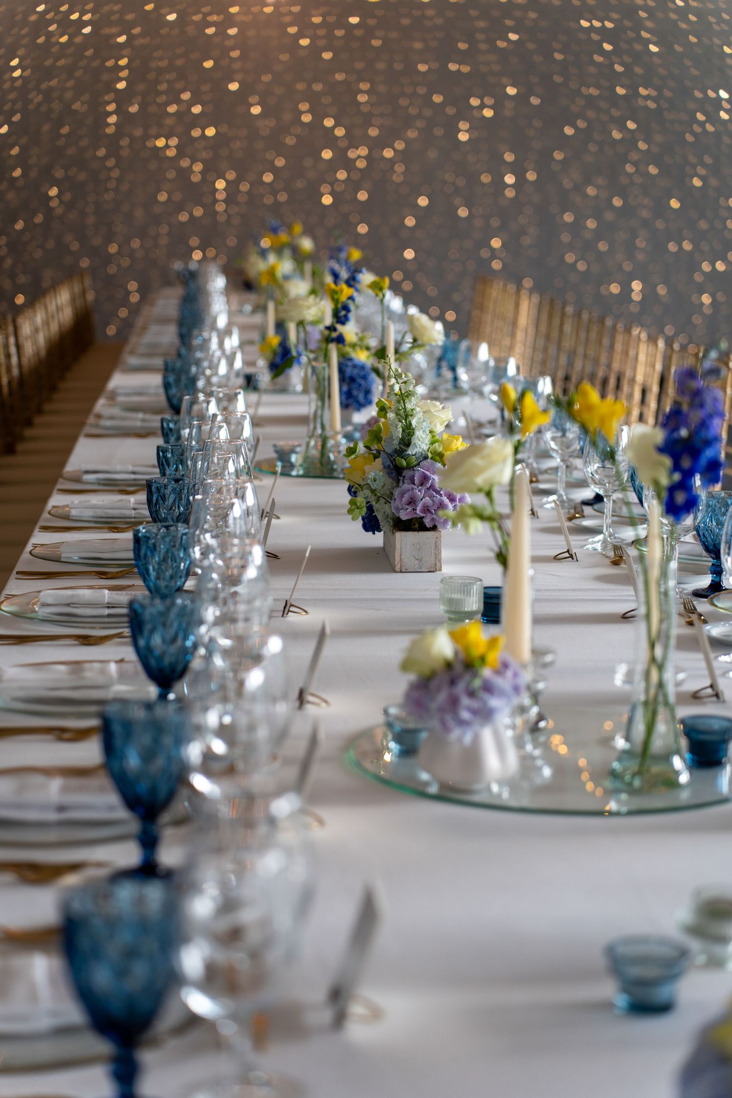Detalhe de mesa durante casamento na Quinta da Pacheca, Douro, decoração elegante com iluminação ambiente