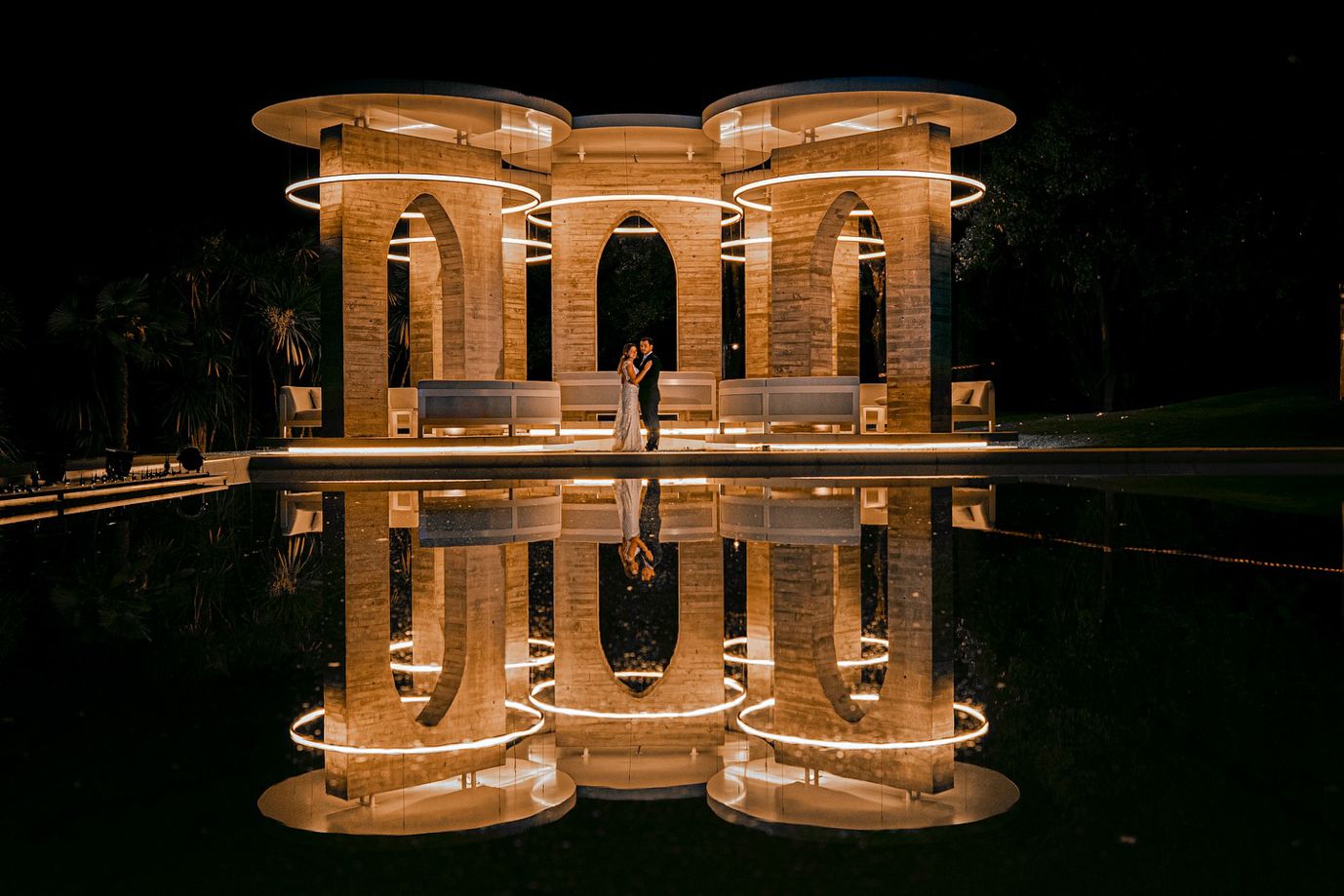 Cenário arquitetónico iluminado à noite, ambiente sofisticado para fotografia de casamento elegante, na Quinta dos Pinheirais.