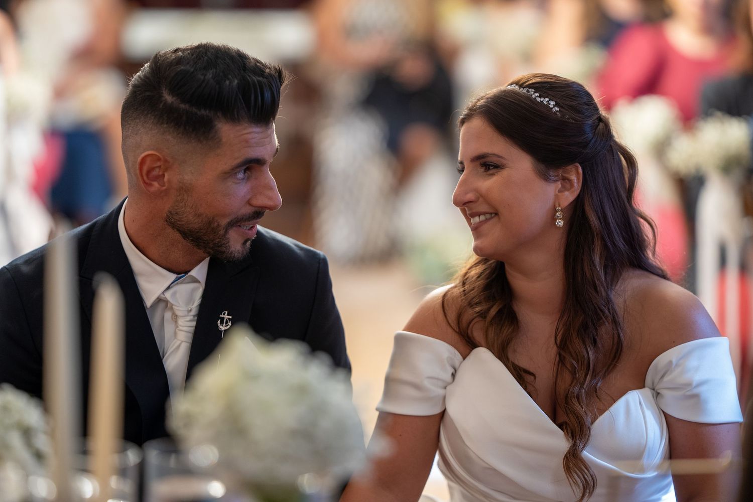 Noivos durante jantar de casamento na Quinta da Lage, Santo Tirso, momento de cumplicidade e sorriso