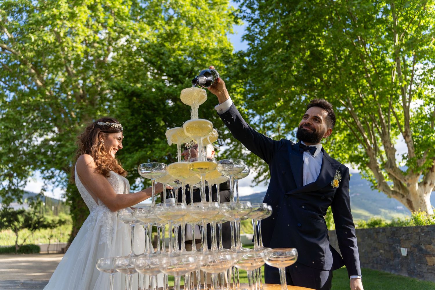 Corte de champanhe durante casamento na Quinta da Pacheca, no Douro, momento de celebração ao ar livre.