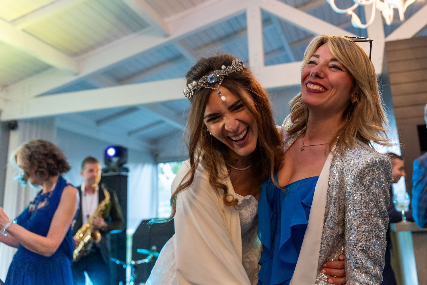 Momento espontâneo entre noiva e convidada durante casamento na Quinta da Pacheca, no Douro, ambiente alegre e descontraído.