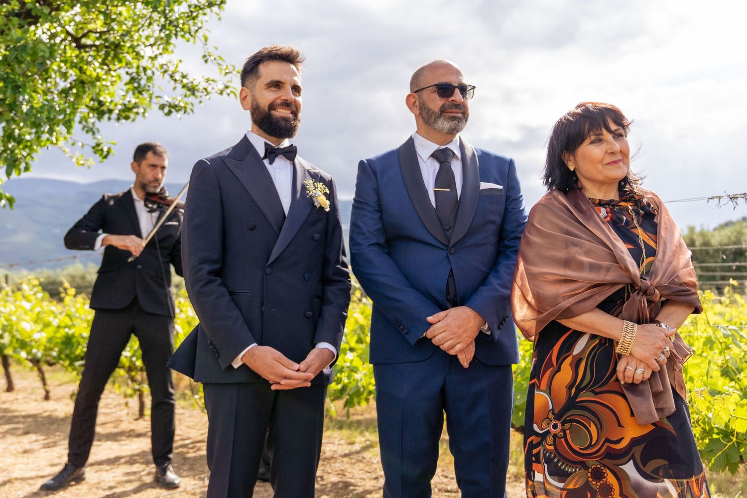 Noivo à espera durante cerimónia de casamento nas vinhas da Quinta da Pacheca, Douro, momento de expectativa
