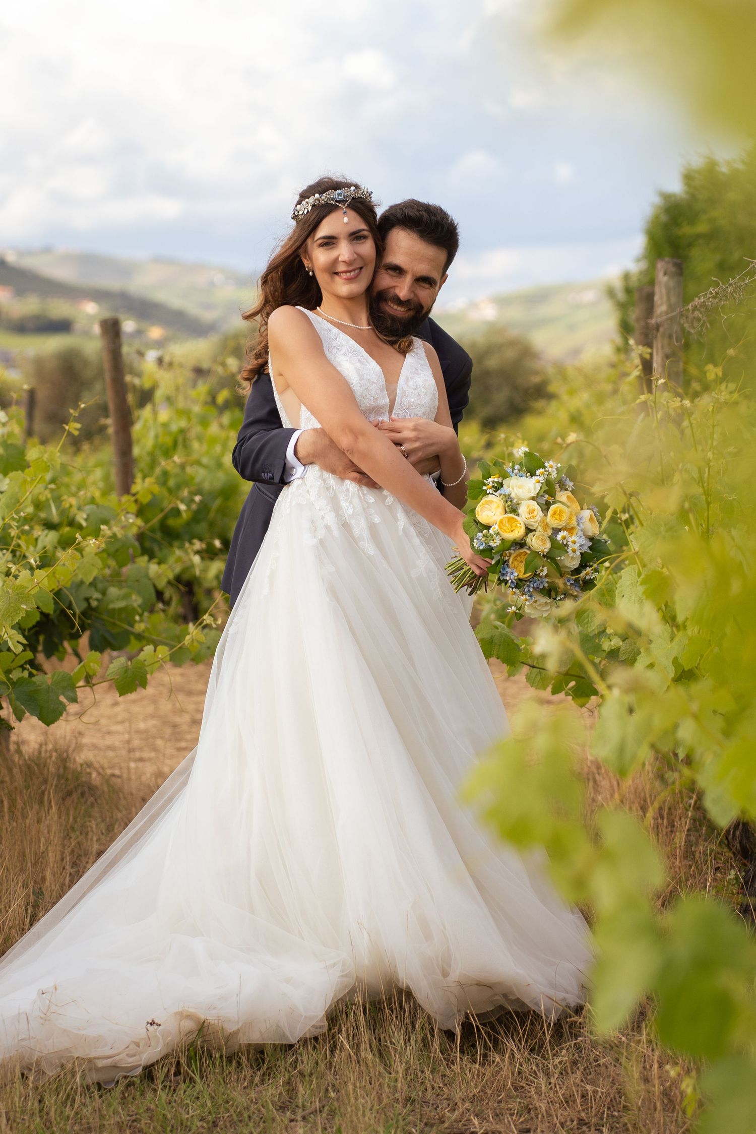 Retrato dos noivos nas vinhas do Douro, na Quinta da Pacheca, momento intimista em cenário natural.