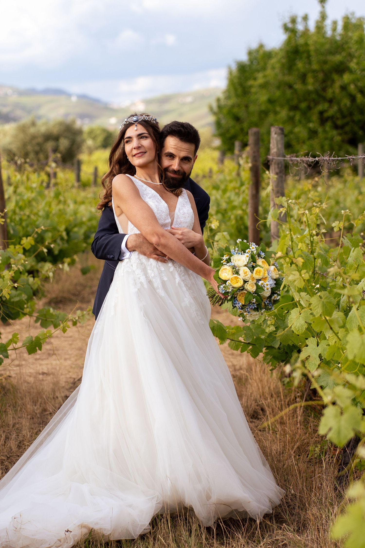 Noivos nas vinhas da Quinta da Pacheca, no Douro, cenário natural e romântico durante o casamento.
