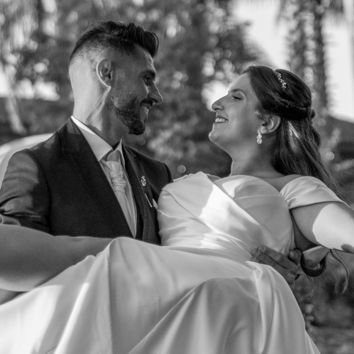 Noivos em momento espontâneo e romântico, fotografia de casamento natural e elegante.