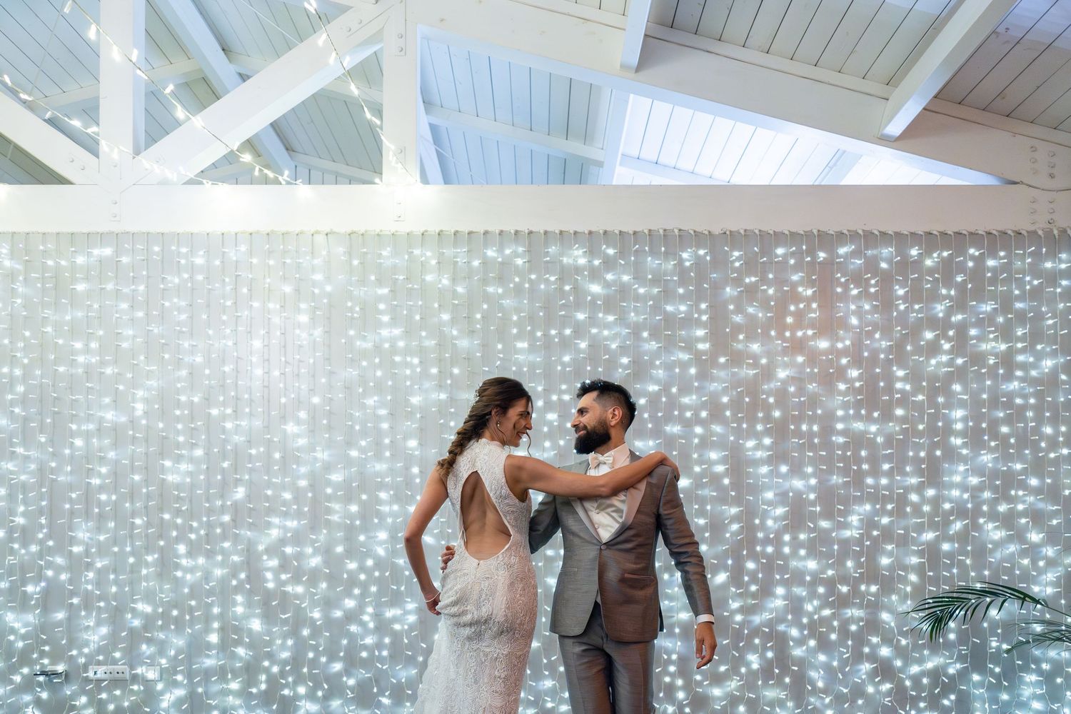 Noivos durante momento especial de dança, na Quinta da Pacheca, Douro, cenário elegante com iluminação decorativa.